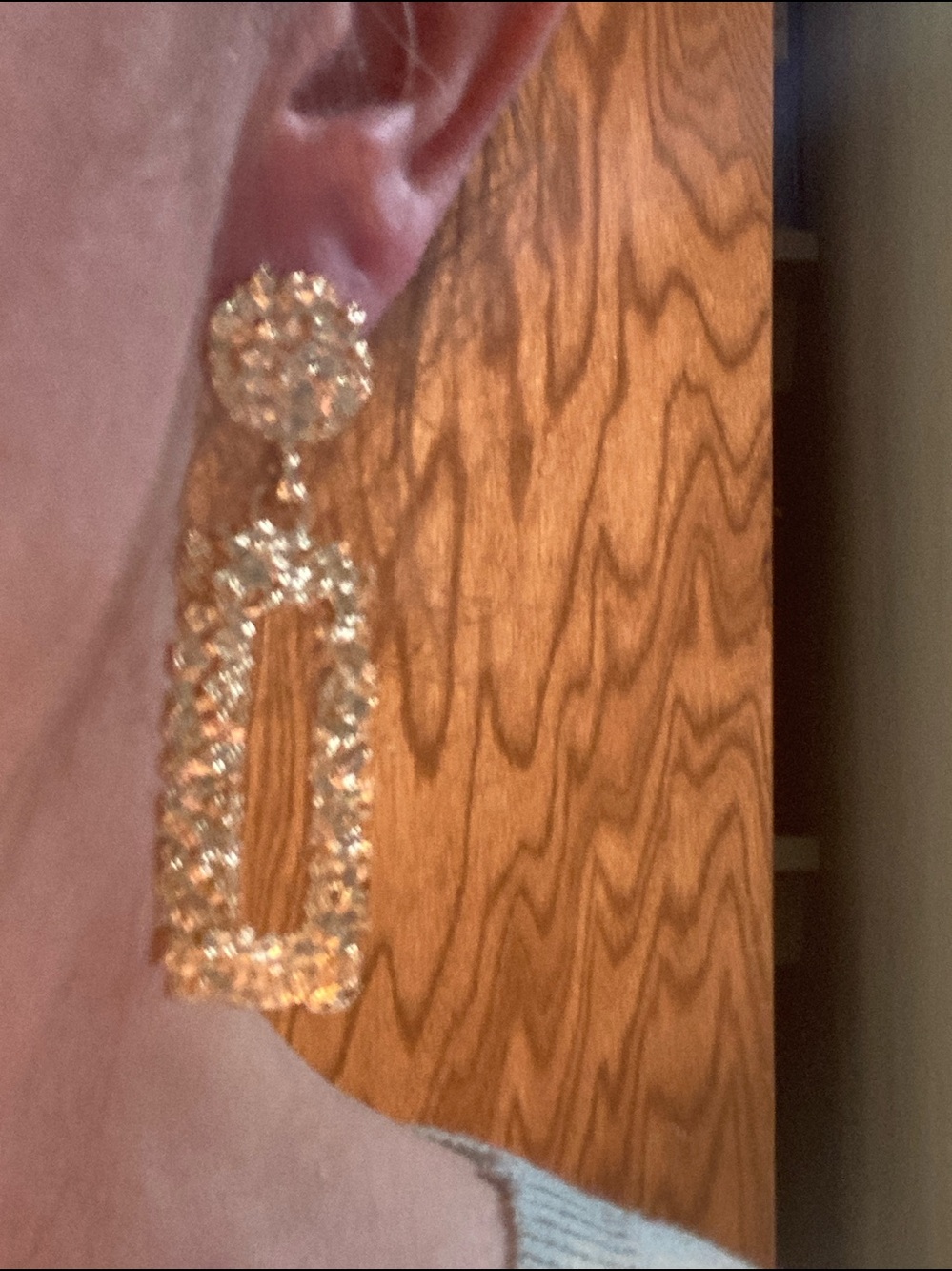 Gold tones pretty classy light weight dangle earrings